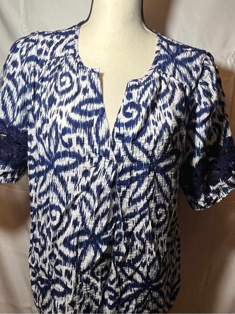 Large Women’s Navy and White Printed Short Sleeve Top
